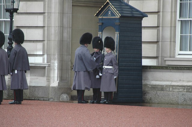 役目を終えた衛兵からマントを脱がし、交代する衛兵に着せる