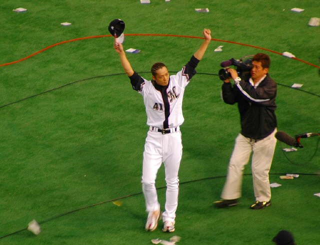 両手を天に掲げるコバヒロ