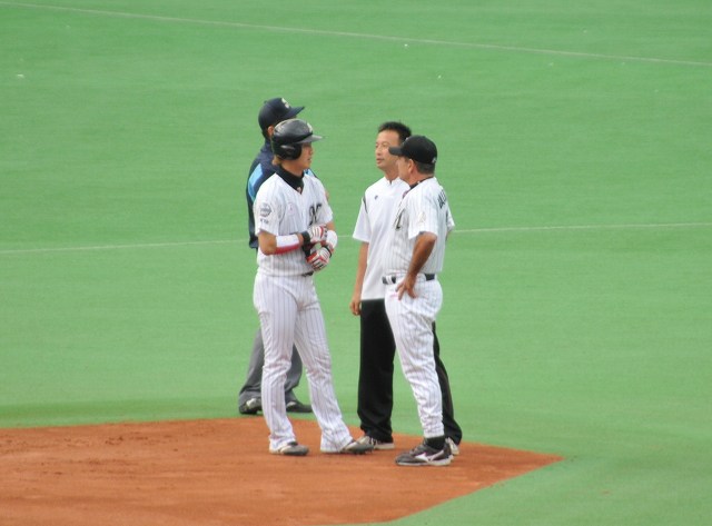 西岡の足の具合を確認する監督