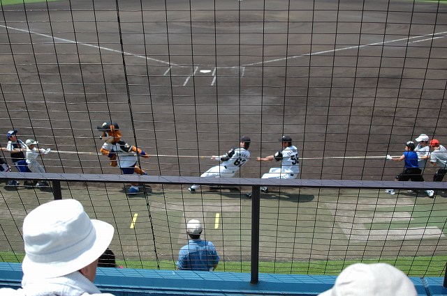 子供たちの綱引きイベントに選手が乱入