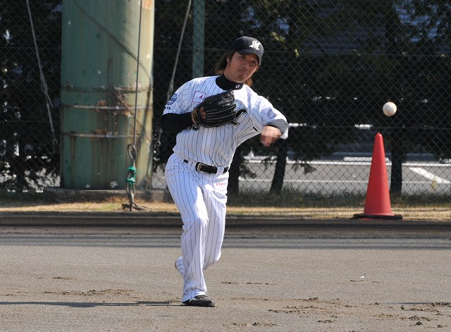 守備練習をする浅間