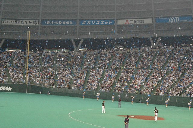 内野席もほぼ満員