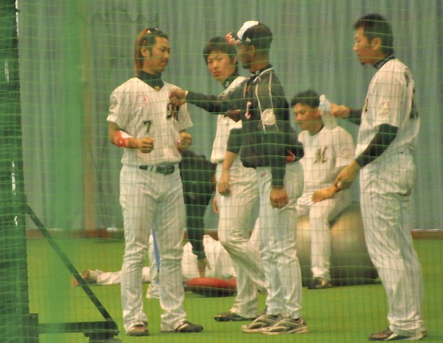 西岡の胸にパンチする諸積コーチ