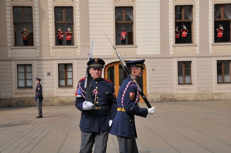 14年チェコ ハンガリー旅行記 第回 プラハ散策その10 プラハ城の聖イジー教会や衛兵の交代式を見学 マリンブルーの風