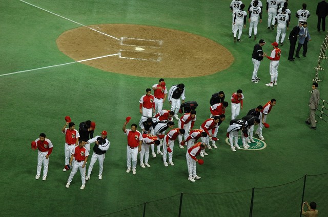試合終了。観客に挨拶する中国の選手たち
