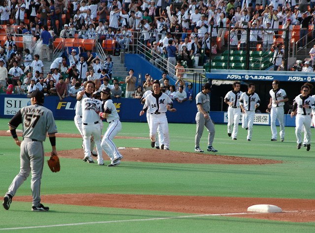 大塚に駆け寄るマリーンズナイン
