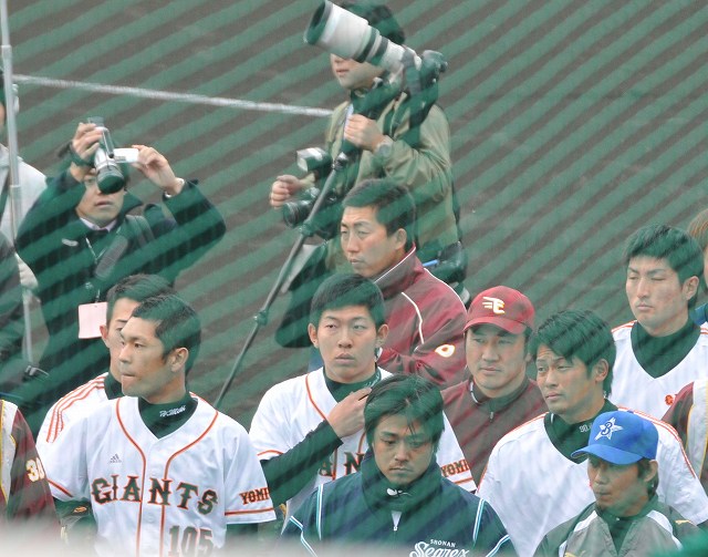 説明を受ける選手たち