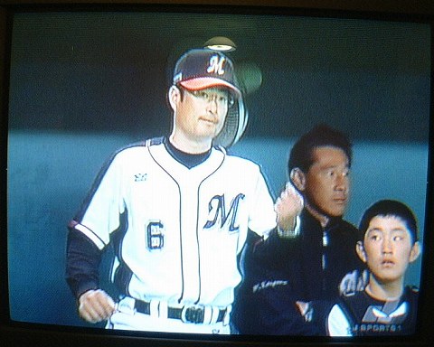 ベンチで采配を振るう初芝監督兼GOD