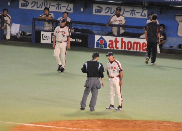 ボール判定に抗議するバレンタイン監督