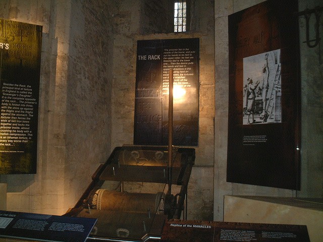 拷問器具の展示