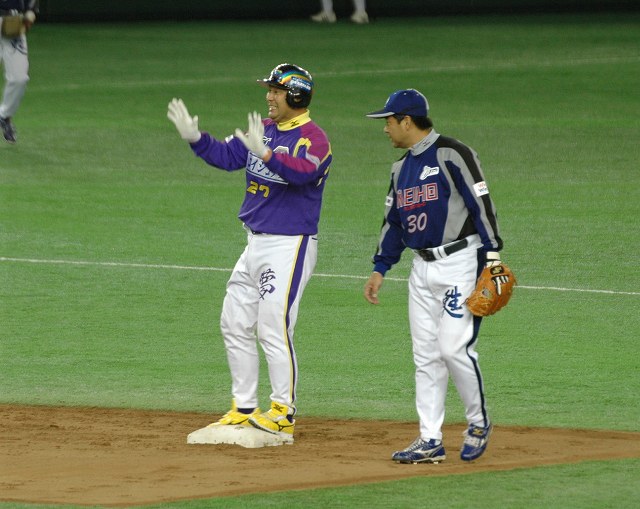 2塁打を打つも足がつってしまい交代を求める伊東