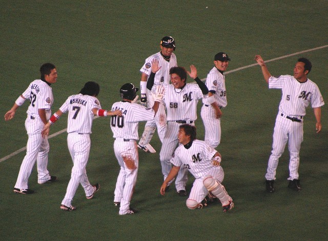ナインに祝福される