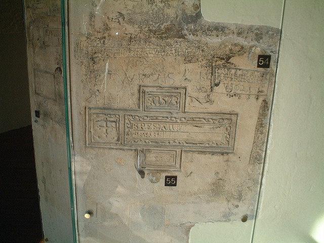 塔の囚人が彫った字 拡大版