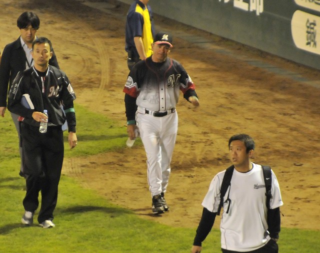 苦渋の表情で引き上げる監督