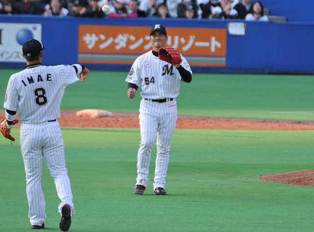 今江からボールを受け取る