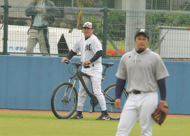 それを見つめるバレンタイン監督