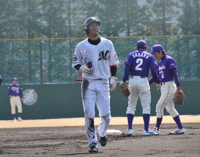 盗塁を刺され、悔しそうな表情の代田