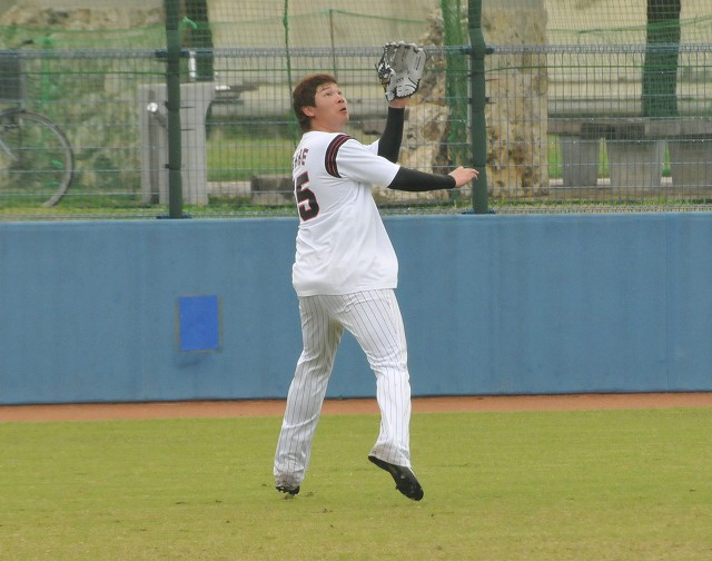 同じく外野の特守を受ける神戸
