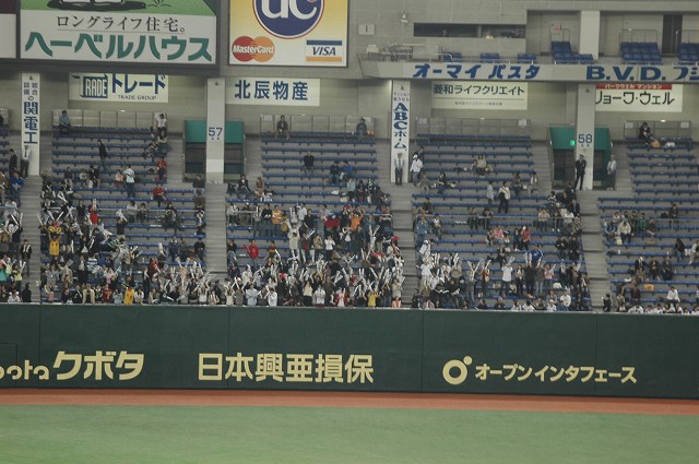 ライト側には興農ファンの姿も