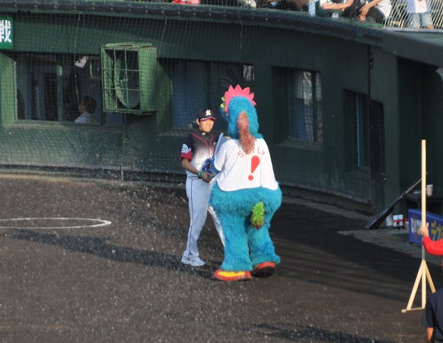 花束を渡そうとする成瀬