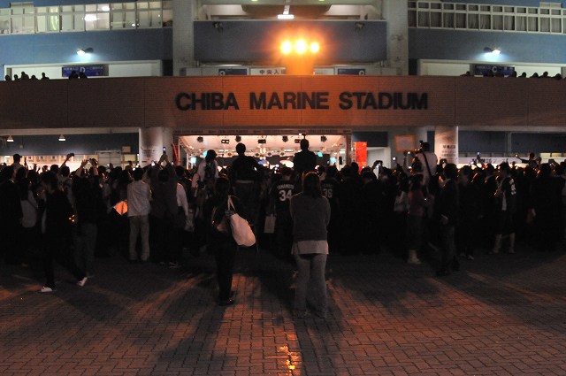 ドアラ人気ですごい人だかり