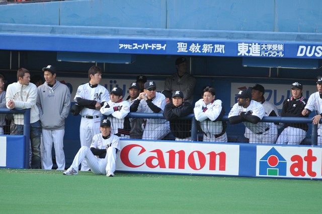 見守る選手たち1