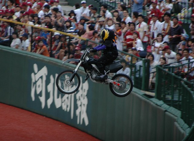 バイクでジャンプ