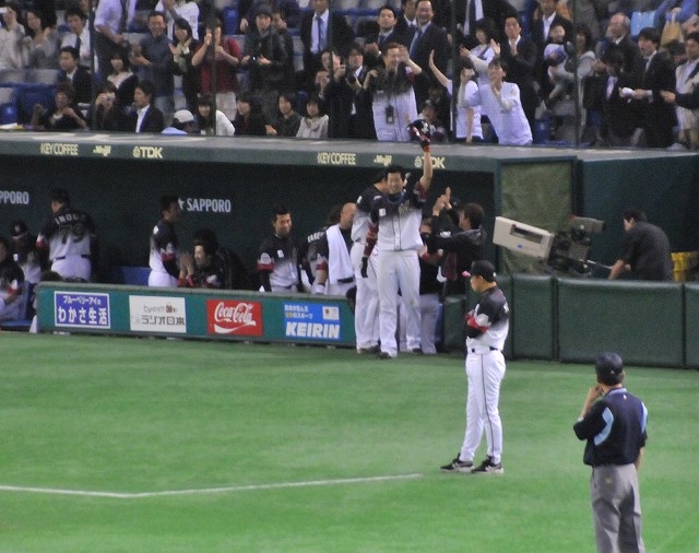 声援に応える大松