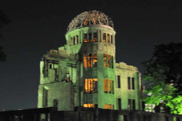 試合後は呆然と原爆ドームを見上げるのみ