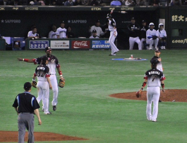 ピンチで集まる内野陣