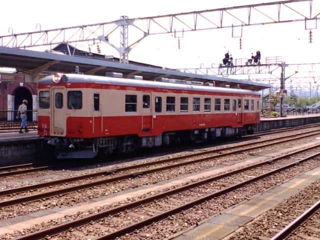 �����