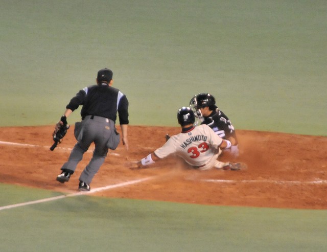 早川の外野フライで橋本突っ込むもアウト