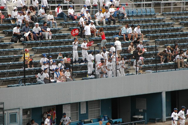 応援する初芝高校野球部のメンバー