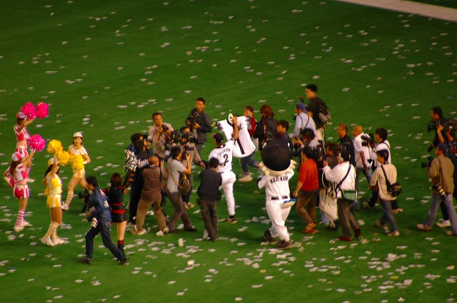 26番ユニを掲げるボビー