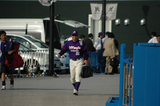 球場を後にする神
