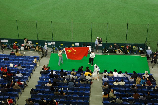 中国国旗を掲げる客