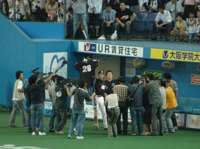 ファンに手を振る