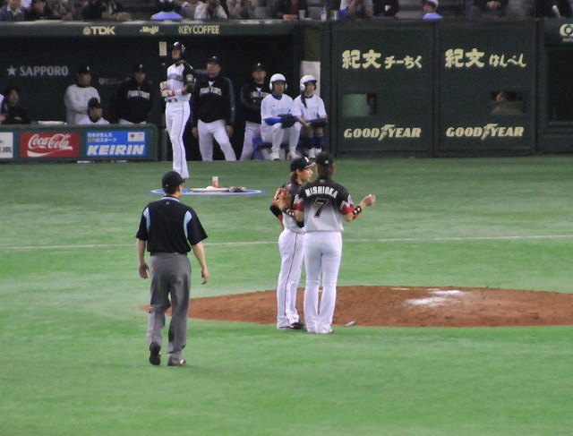荻野に声をかける西岡