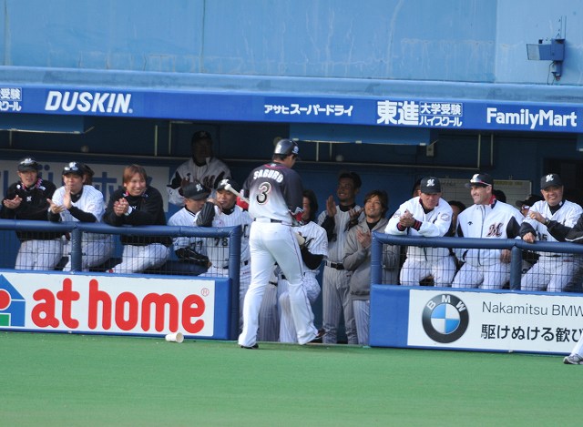 ベンチに戻るサブロー