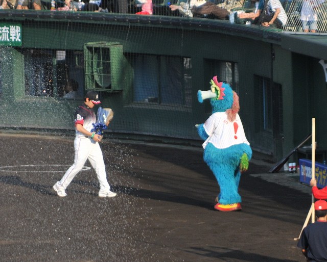 成瀬から花束を受け取ろうとするスライリー