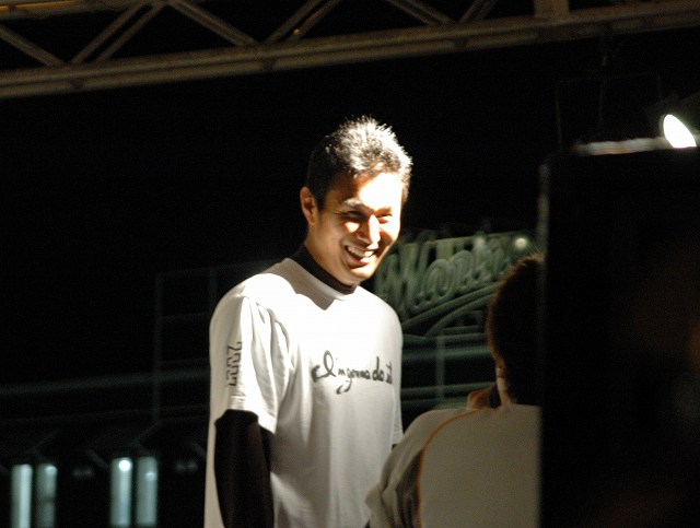 久保正面ステージに登場