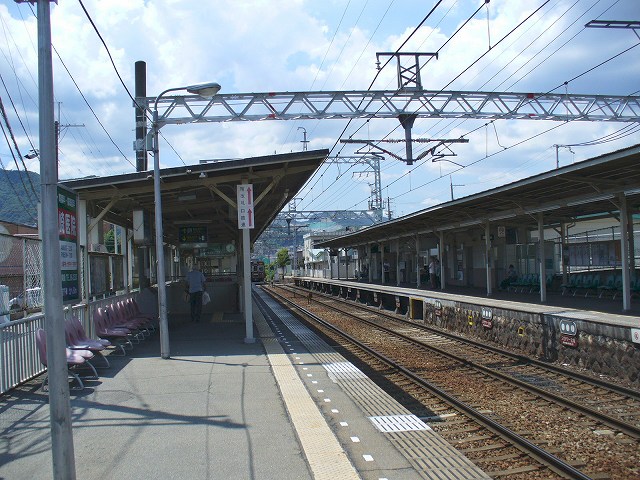 清荒神駅ホーム