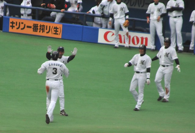 ベンチに戻るサブロー