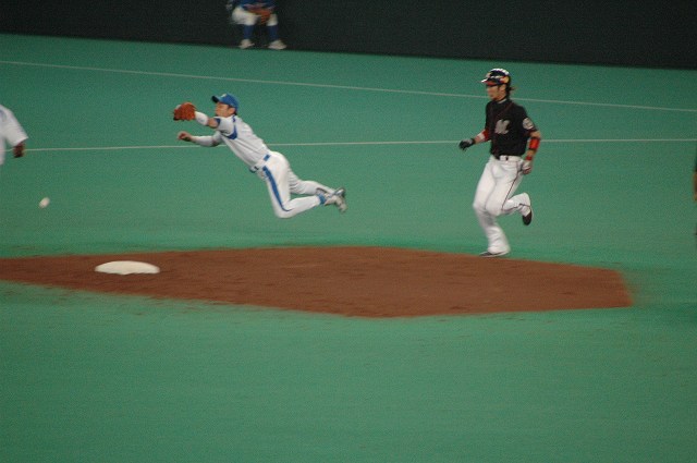 青野がバスターエンドランを決める