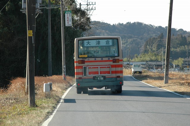 走り去るバス。