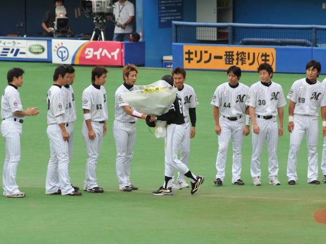 西岡と握手