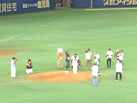 マウンドから四方にお辞儀する黒木