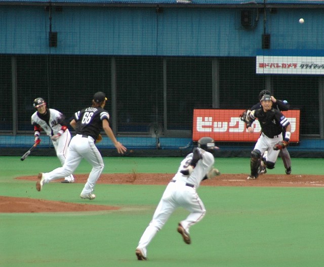 西岡バントヒットを決める