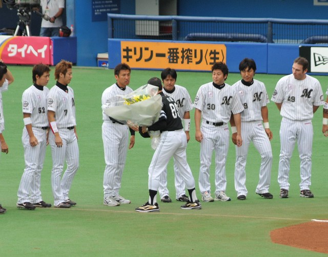 小野と握手
