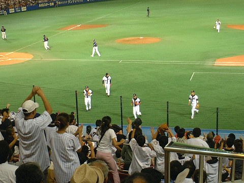 ベンチに戻る黒木を迎えるファン